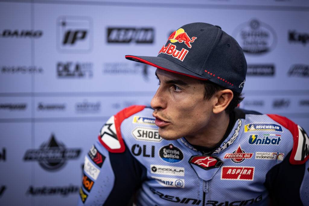 MotoGP, Marc Marquez primo sotto il diluvio del Qatar. Acosta bracca strettissimo.