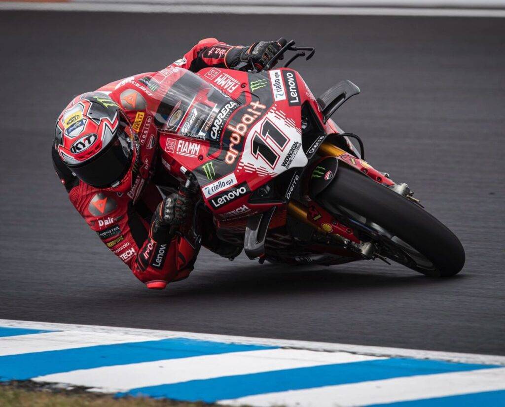 Nicolò Bulega in piega a Phillip Island con la Panigale V4R SBK