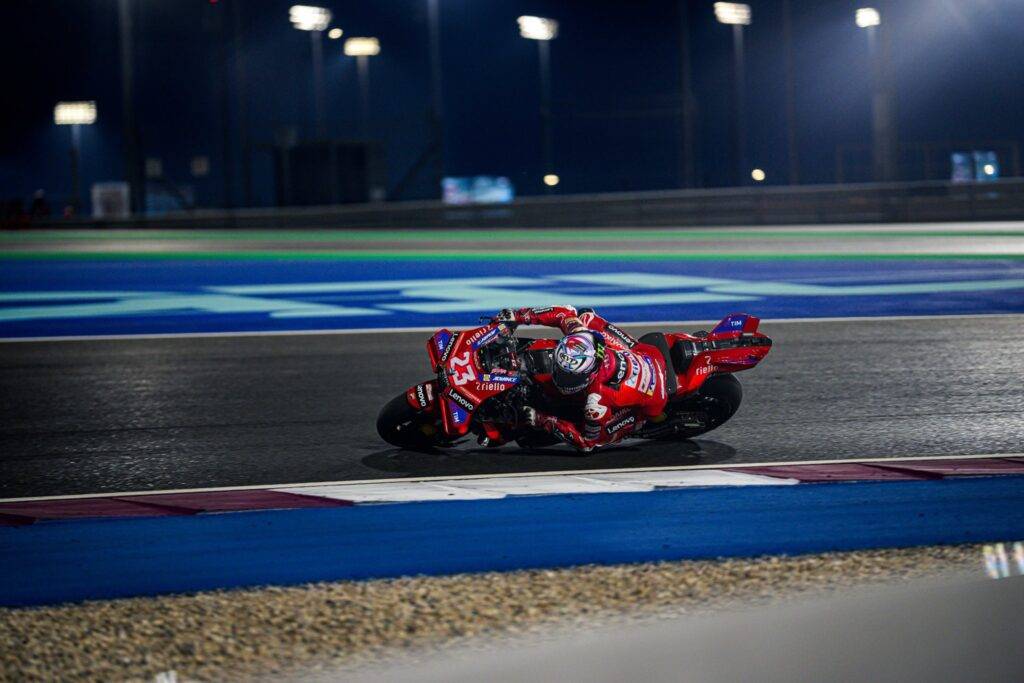 Bastianini vince la sua prima Sprint in rosso. Bagnaia e Marquez collezionano l’ennesimo NC