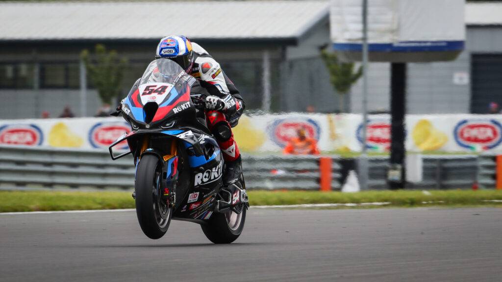 Dominio Toprak anche a Donington Park. Lowes sul podio. Bautista fa il possibile in rimonta.