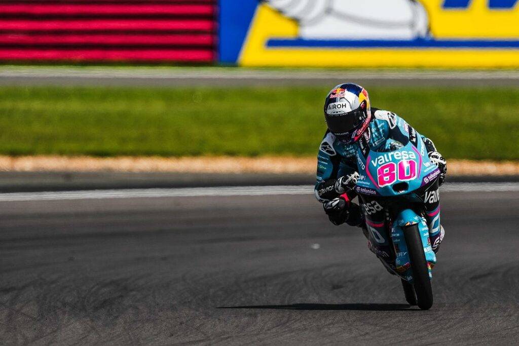 Alonso e Veijer dettano legge a Silverstone. Tutto quello che è successo nel day one di Moto3.