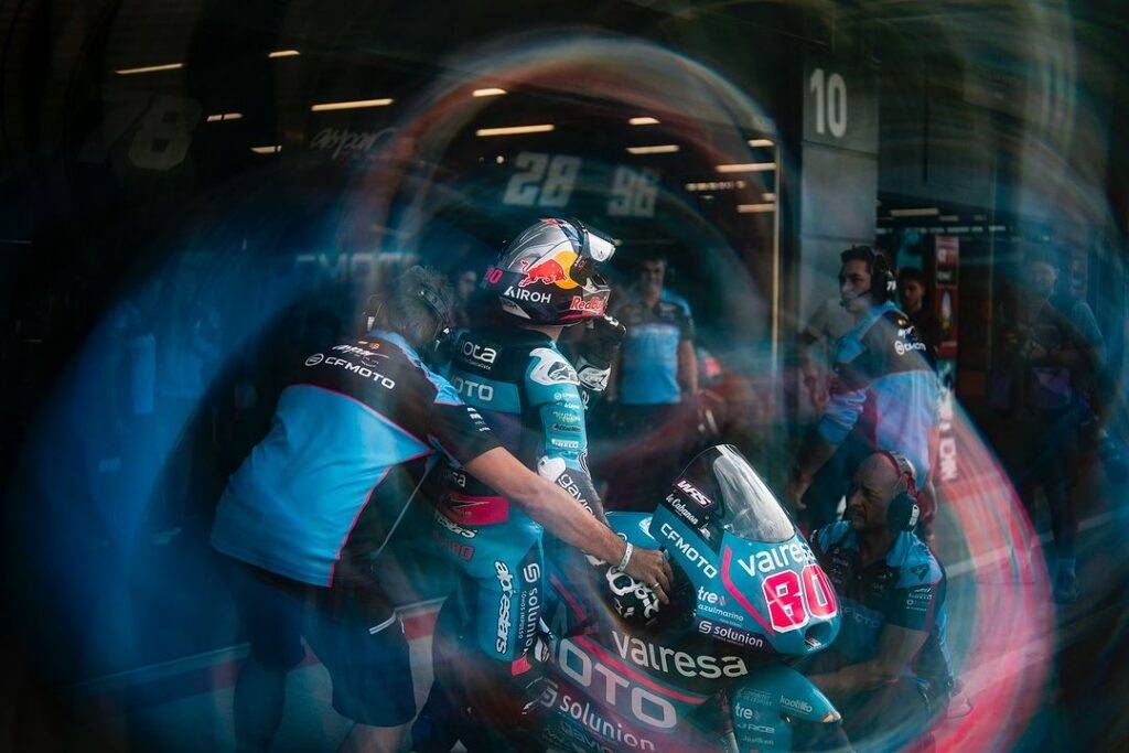 Alonso e Veijer dettano legge a Silverstone. Tutto quello che è successo nel day one di Moto3.