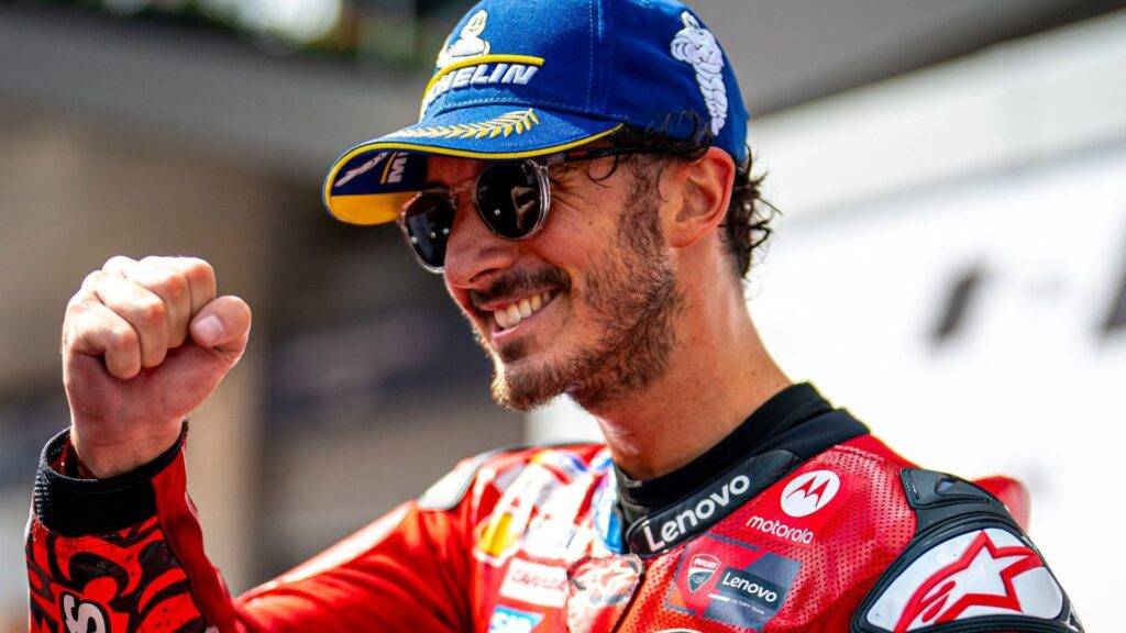 MotoGP, Bagnaia nella storia come Schwantz. “Qualcosa di pazzesco.” E poi spiega: “Durante la gara un insetto mi si è spiaccicato sul casco”