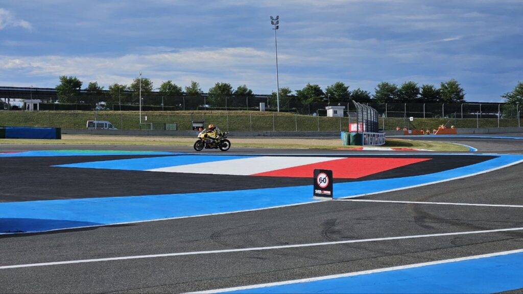 Micheal Van Der Mark comanda il primo giorno a Magny-Cours. Brutta caduta per Toprak.