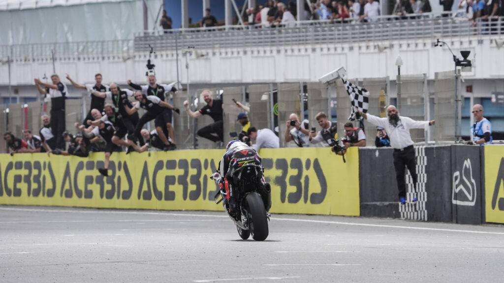 Toprak vince davanti a Bulega e Bautista. Il campionato si deciderà a Jerez.