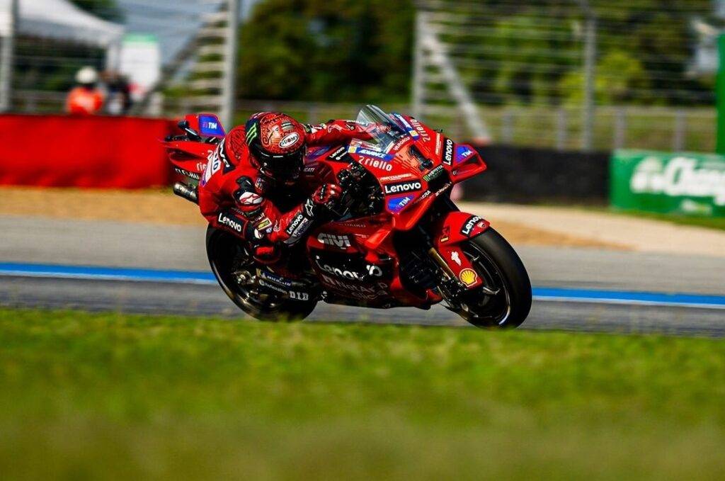 Bagnaia non molla un centimetro: firma la pole position a Barcellona; 4° Martin.