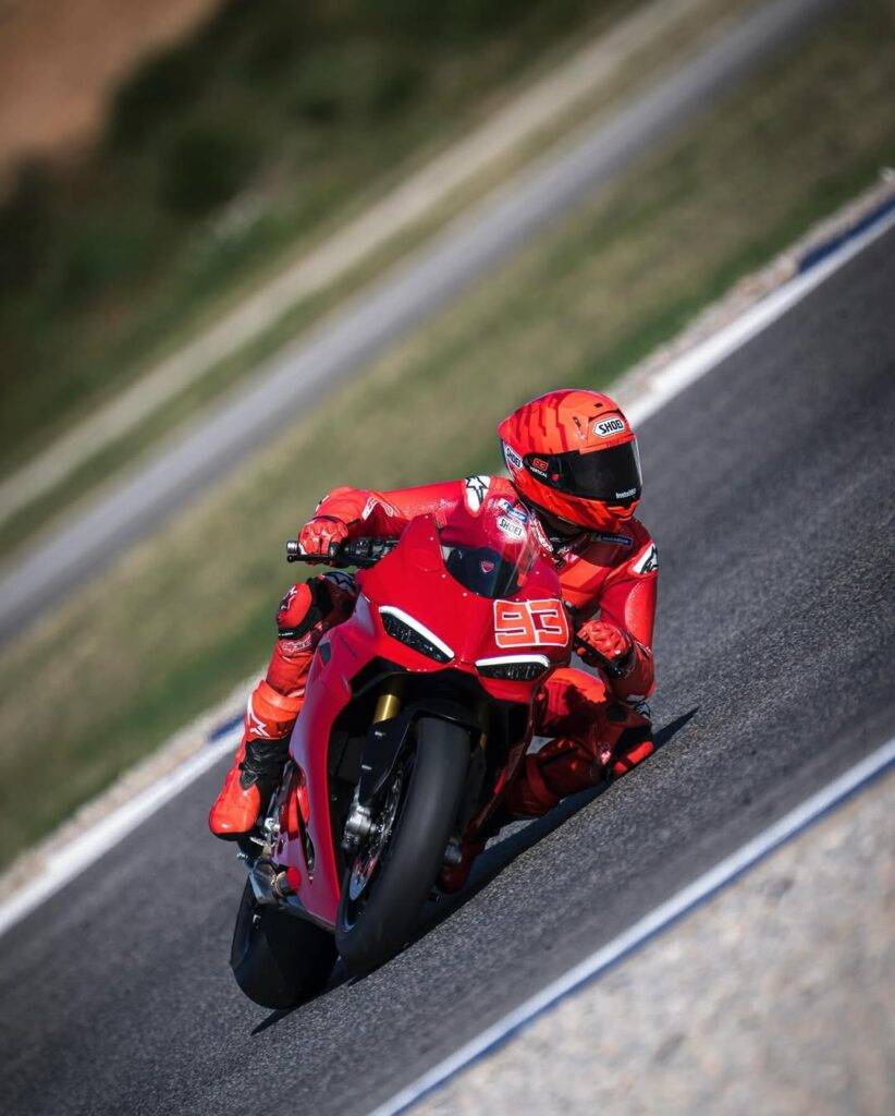 Marc Marquez: prove generali vestito di rosso. Le immagini dell’allenamento sul Panigale V2 al circuito Aspar