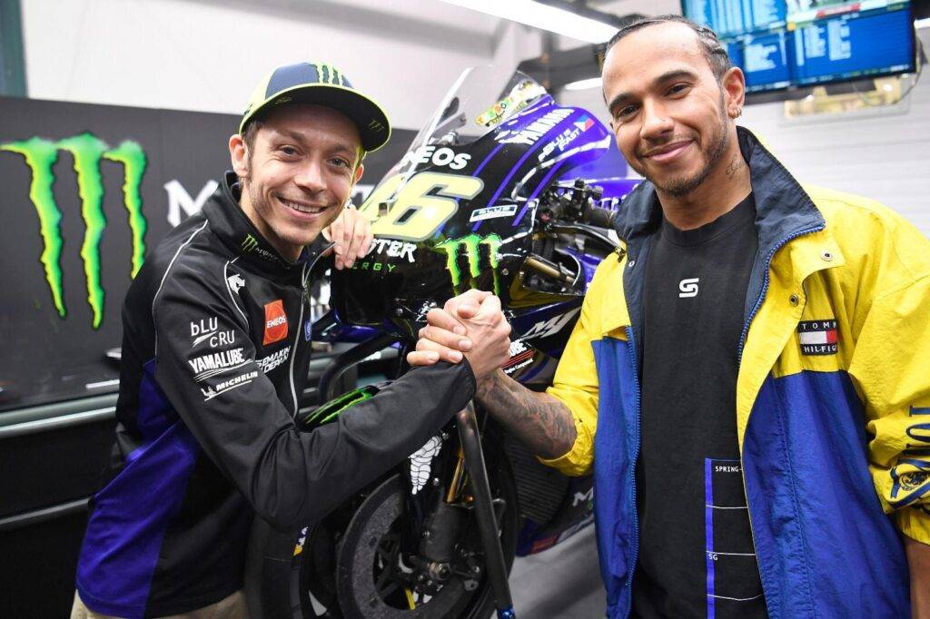 Lewis Hamilton sfida la MotoGP. Su Yamaha vicino ai tempi dei piloti