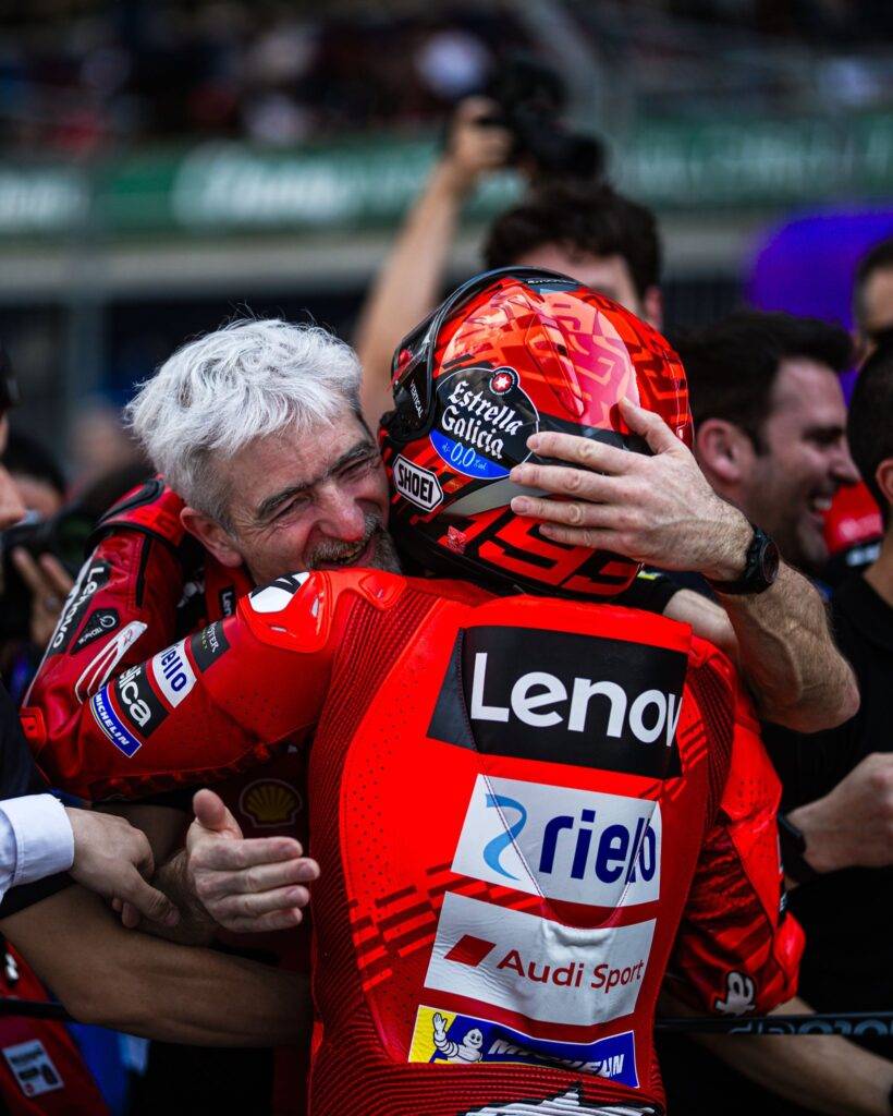 [VIDEO] Ma che avete capito? Dall’Igna ha baciato anche la moto di Alex Marquez e Pecco Bagnaia