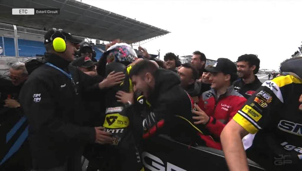 Bujosa festeggia con il team AC Racing la vittoria in Gara 1 a Estoril