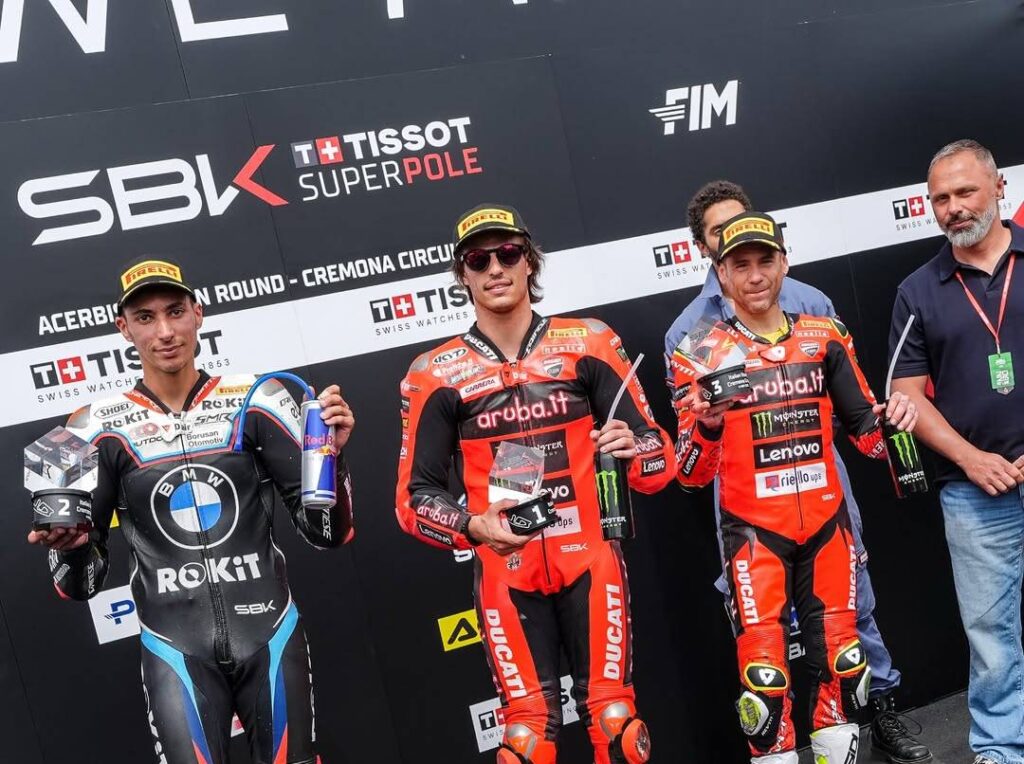 WorldSBK, Bulega non ne sbaglia una, tutto quello che è successo nella Superpole Race.
