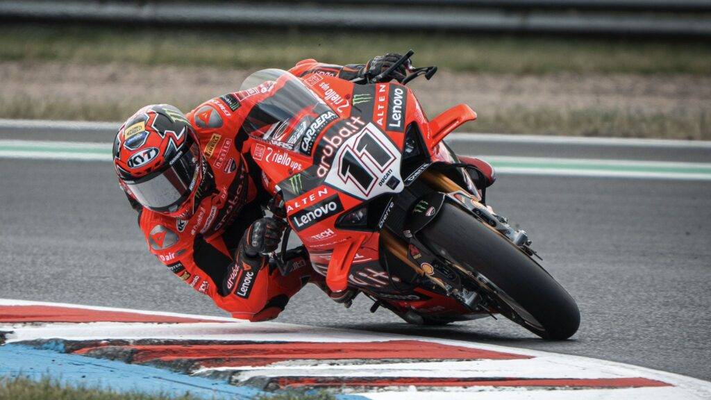 WorldSBK, Bulega vince in volata Gara 2 dopo un duello incredibile con Razgatlioglu