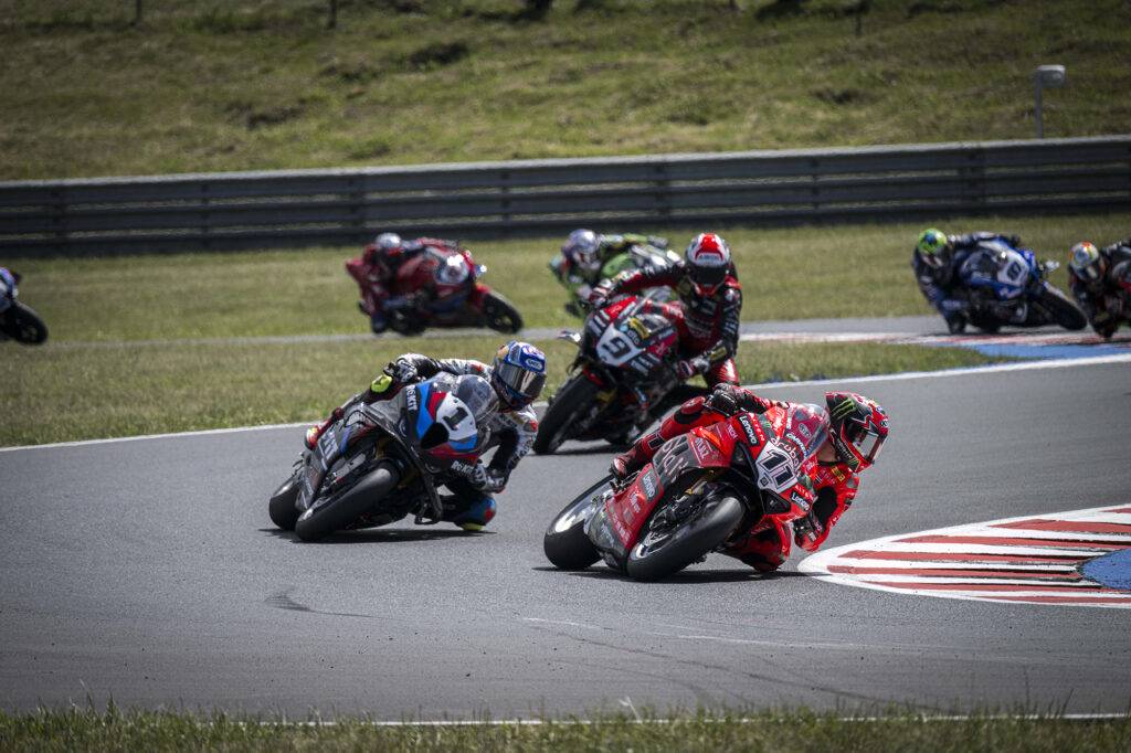 Toprak Razgatioglu e Nicolò Bulega in lotta a Most