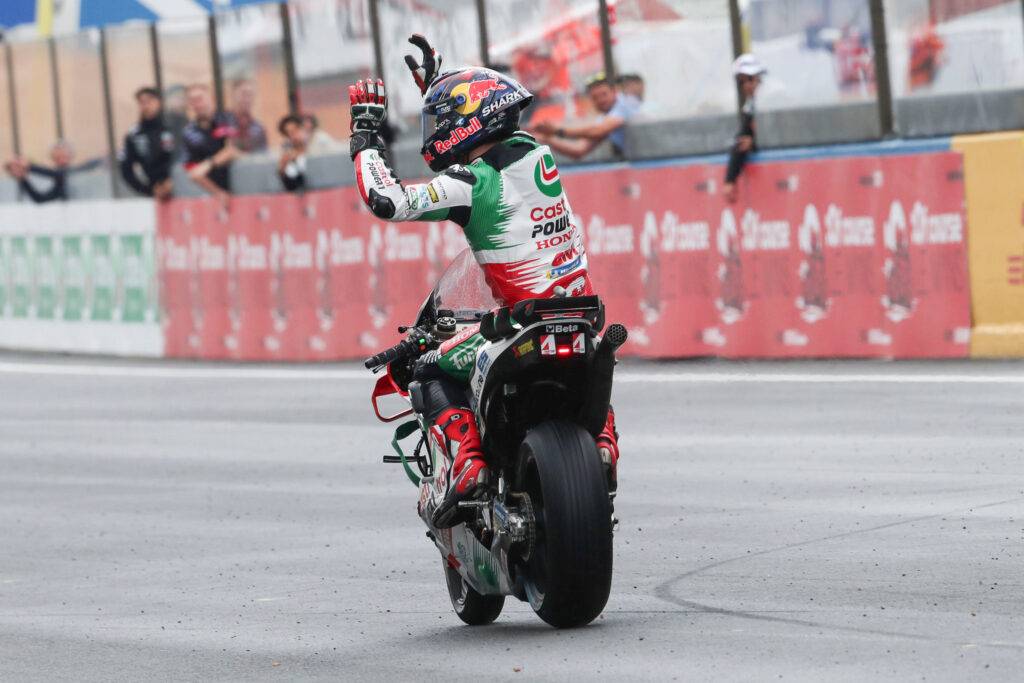 
Johann Zarco che saluta i tifosi francesi prima di tagliare il traguardo