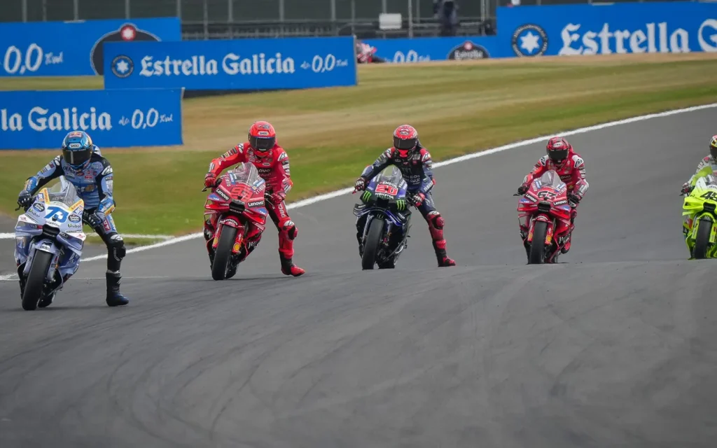 MotoGP, dalla non-caduta dei Marquez alla vittoria del Bez. Tutto quello che è successo a Silverstone