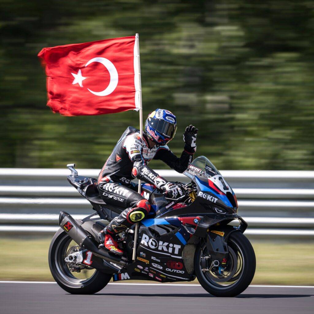 Toprak Razgatlioglu in pista a Most con la sua BMW