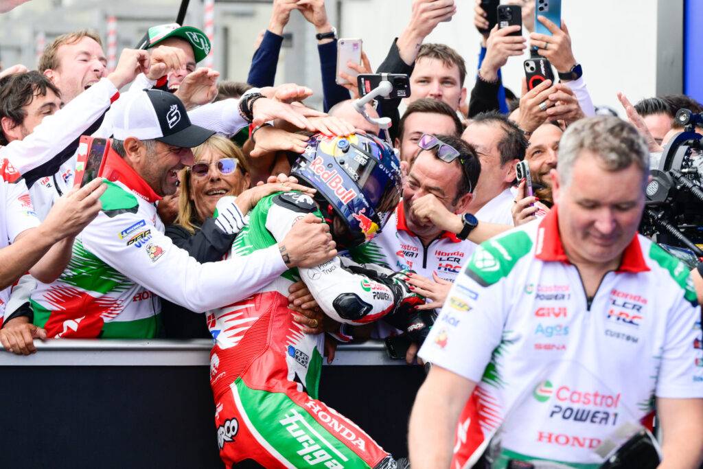 Johann Zarco esulta al Parc Ferme con il team LCR