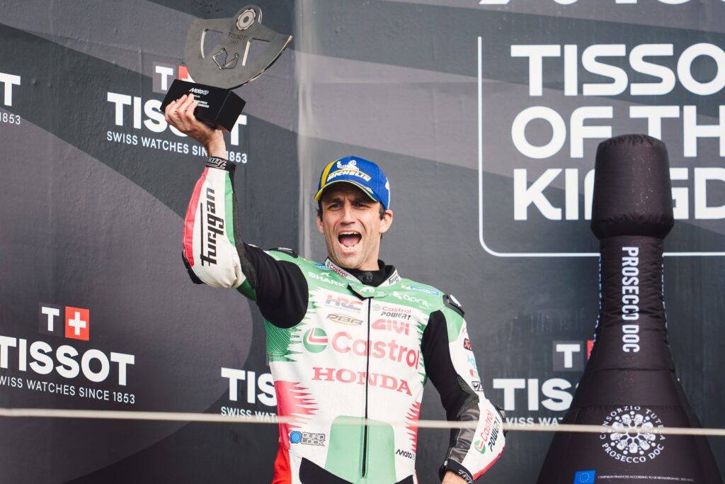 Johann Zarco esulta sul podio a Silverstone