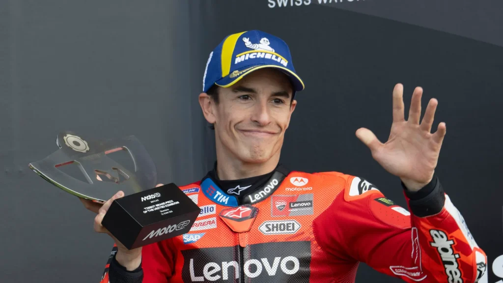 Marquez fa il vuoto ad Aragon davanti al fratello Alex che chiude 2°. Difficoltà per Bagnaia, solo 9°.