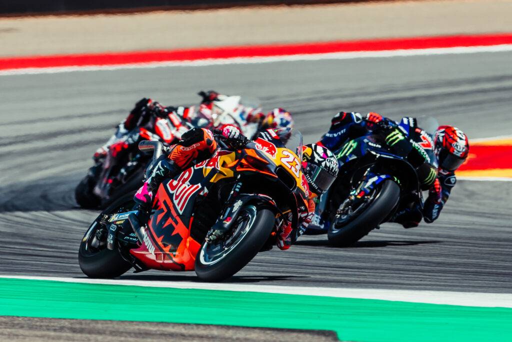 Enea Bastianini in lotta con Augusto Fernandez nel weekend di Aragon
