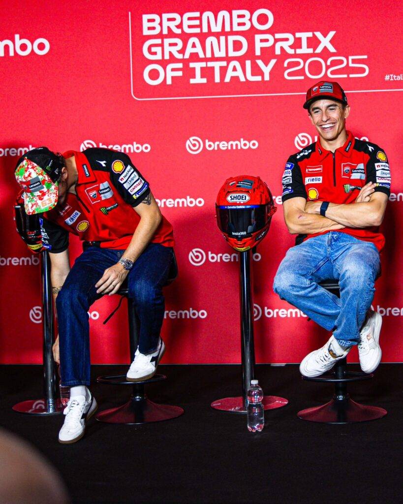 Pecco Bagnaia e Marc Marquez insieme in conferenza stampa