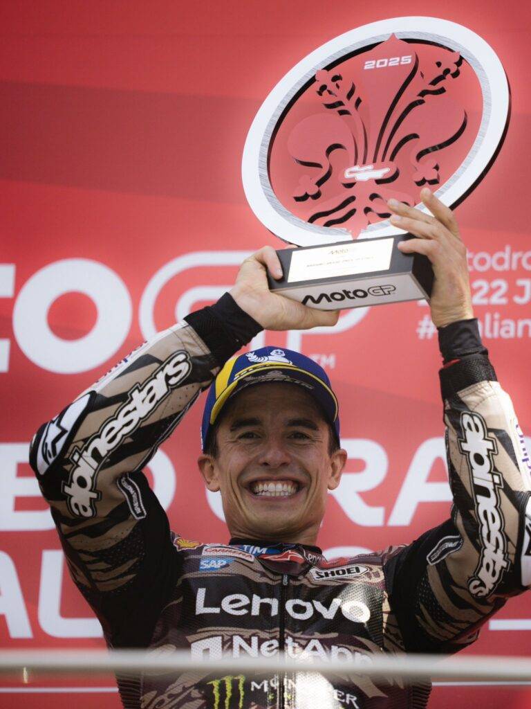 Marc Marquez festeggia la vittoria sul podio del Mugello
