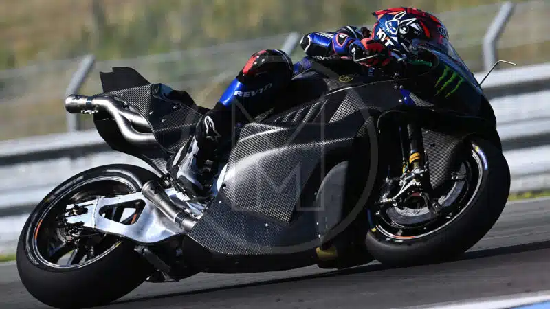 Augusto Fernandez in sella alla Yamaha M1 con il motore V4, Brno (Mat Oxley)