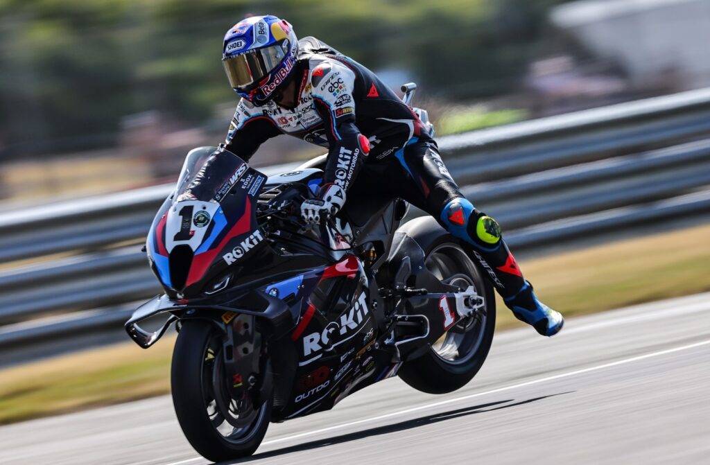 Toprak Razatlioglu in pista sulla sua BMW​ in WorldSBK