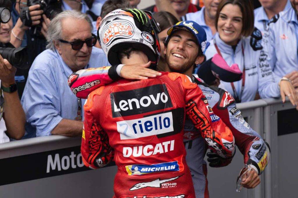 Bastianini protegge Pecco: “Marquez è un pilota invadente, ma lui non è al 100% con la moto”.
