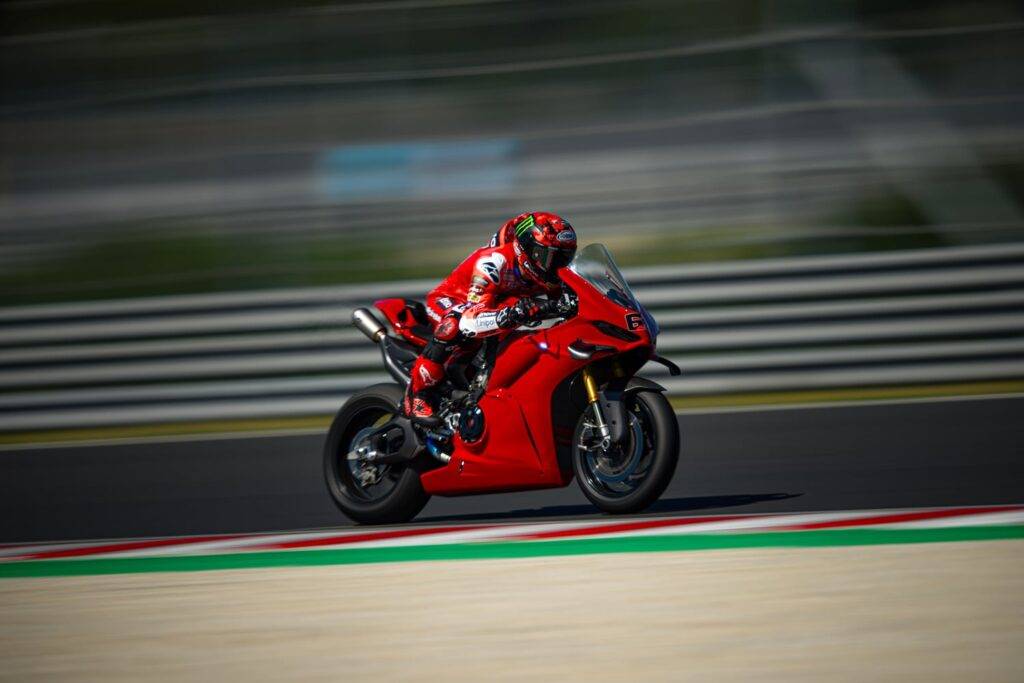 Pecco Bagnaia in pista a Balaton con la Panigale V4 S
