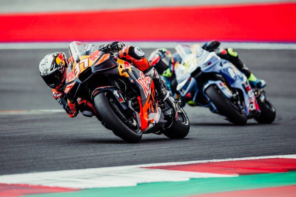 La KTM di Pedro Acosta in battaglia con Fermin Aldeguer per il podio