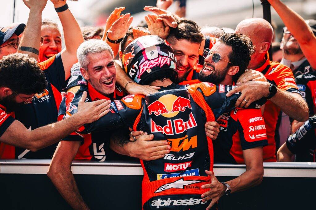 
Enea Bastianini al Parc Fermè dopo il podio di Barcellona