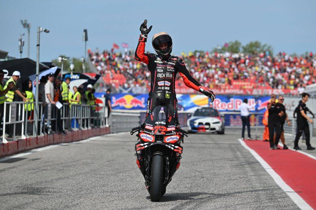 Marco Bezzecchi festeggia il podio di Misano