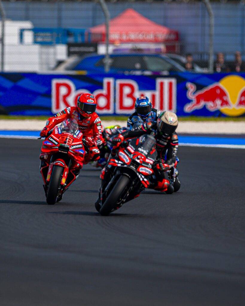 Marco Bezzecchi e Marc Marquez in lotta a Misano