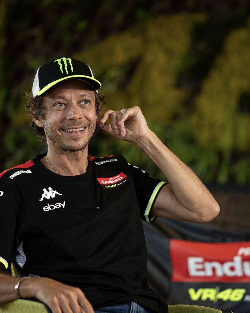 Valentino Rossi porta il VR46 Racing Team tra le strade di Jakarta