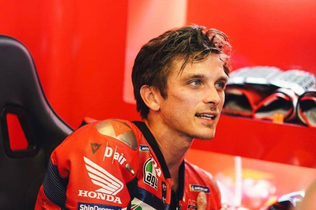 Luca Marini davanti a tutti nelle FP1 in Indonesia, seguono Acosta e Bezzecchi. 5° Marc Marquez e 16° Pecco Bagnaia.